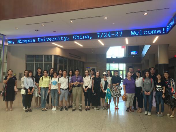 太阳集团tyc5997MBA师生在堪萨斯州立大学商学院合影留念