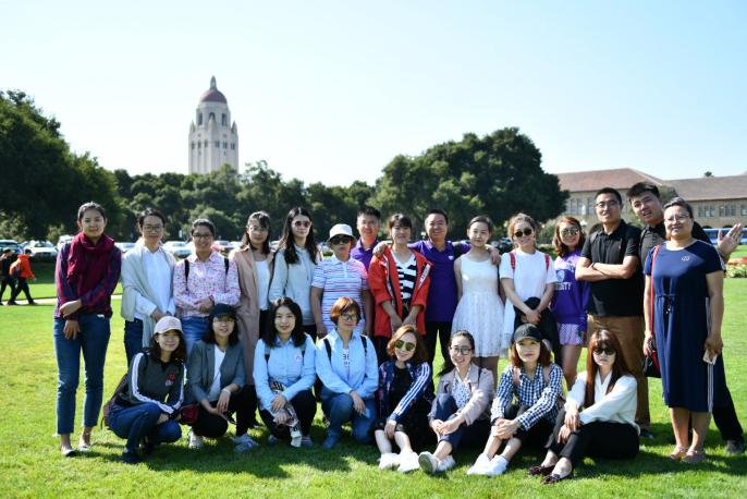 太阳集团tyc5997MBA师生一行在斯坦福大学胡佛塔前合影